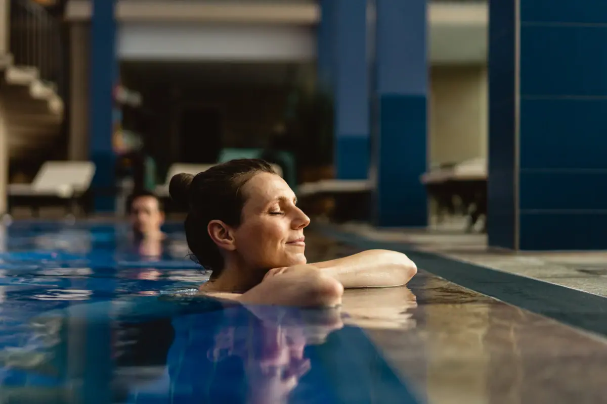 Eine Frau in einem Schwimmbecken.