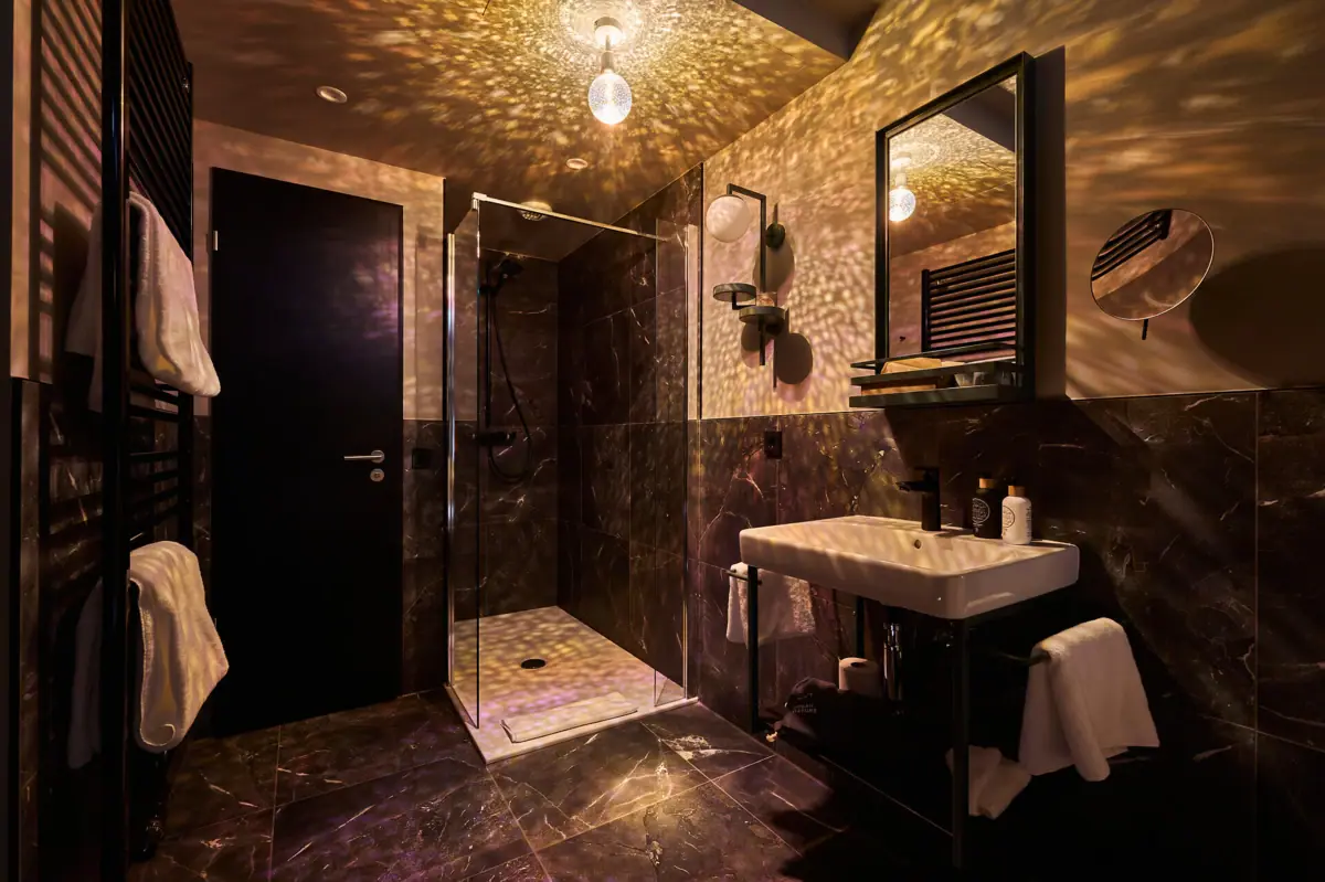 Ein Badezimmer mit Dusche und Waschbecken.