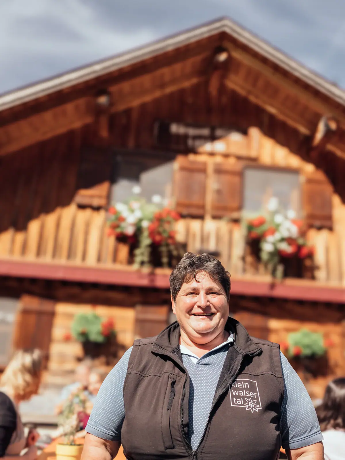 Sabine Ott vor der Bärgunthütte.