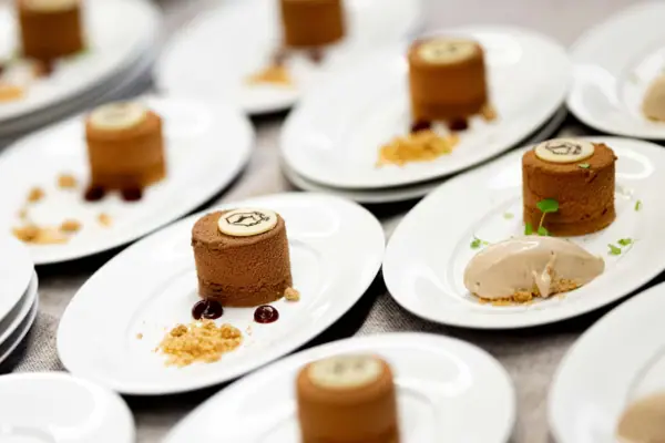 Eine Gruppe von Tellern mit Desserts.