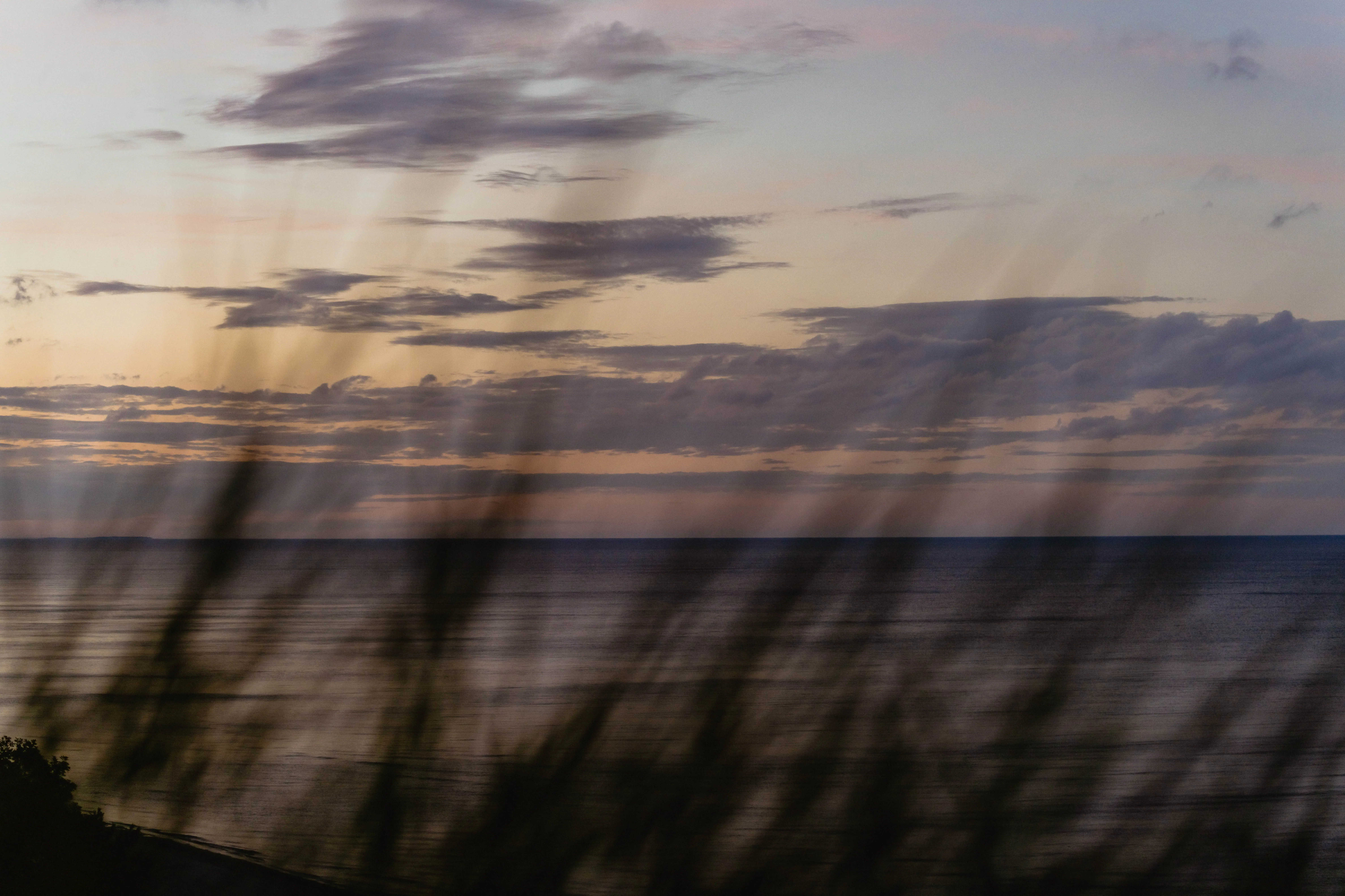 Sonnenuntergang über Usedom mit ruhigem Wasser.