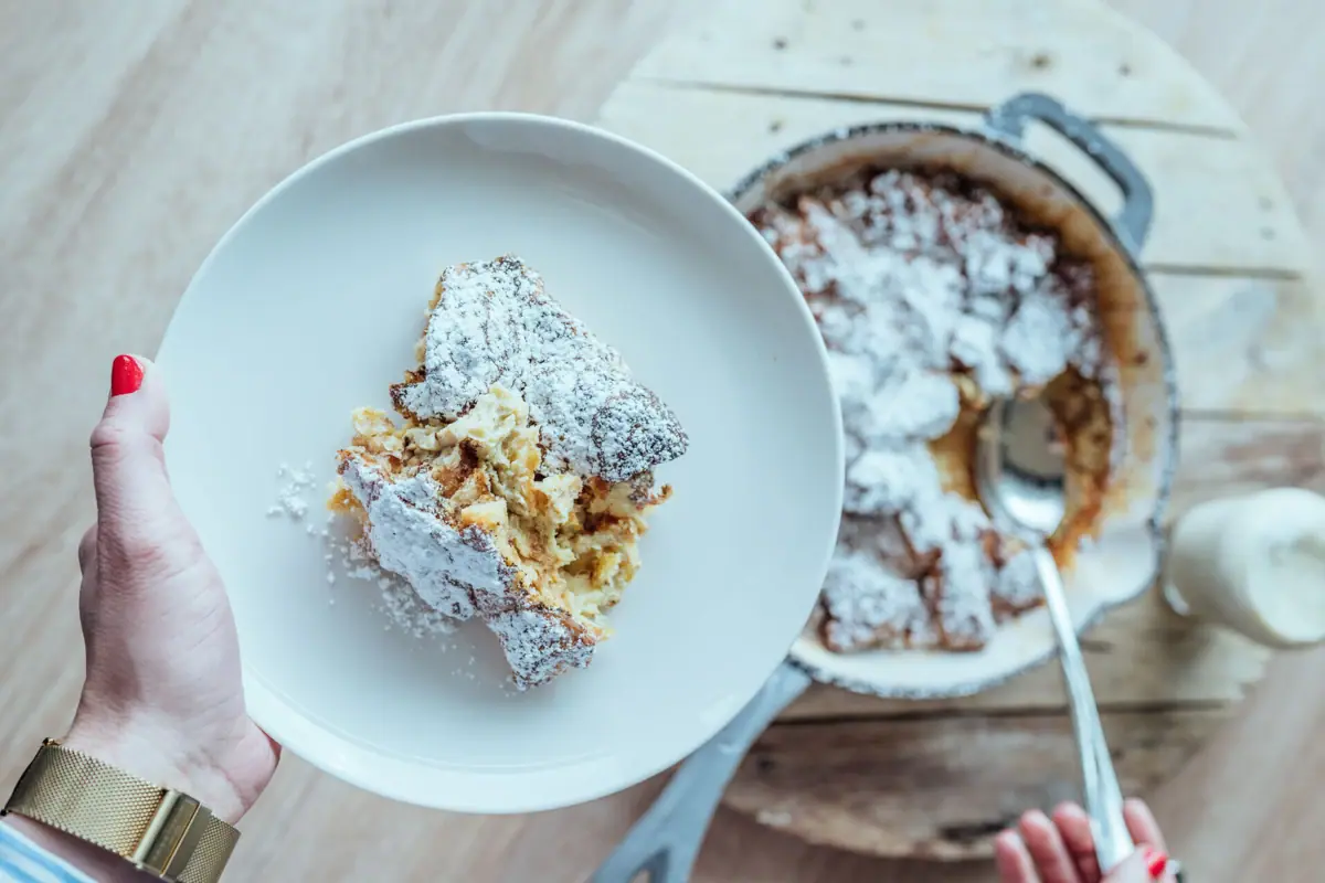 Ein Teller mit einem Dessert, bestreut mit Puderzucker.