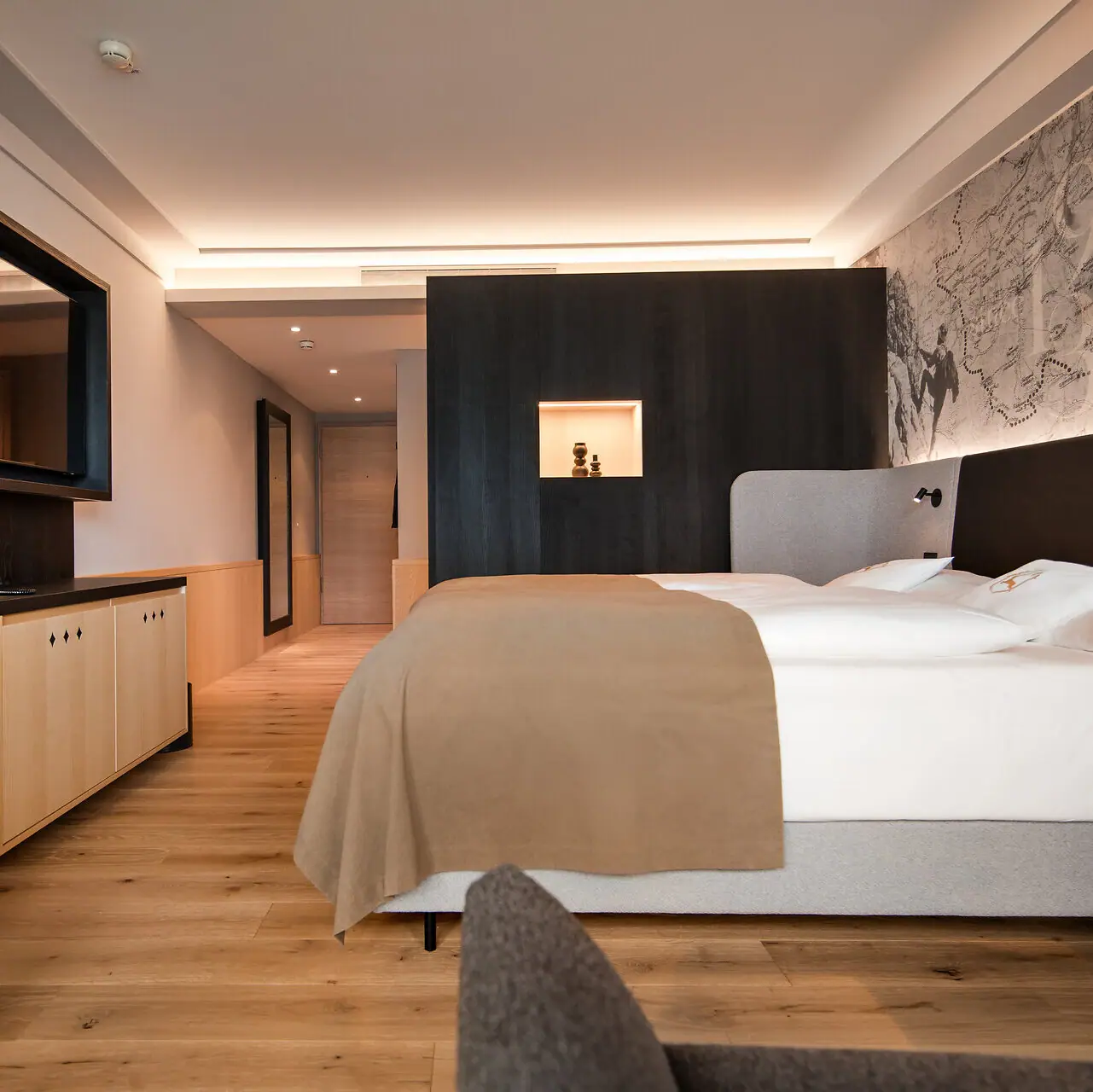 Ein Schlafzimmer mit einem großen Bett und einem Fernseher.