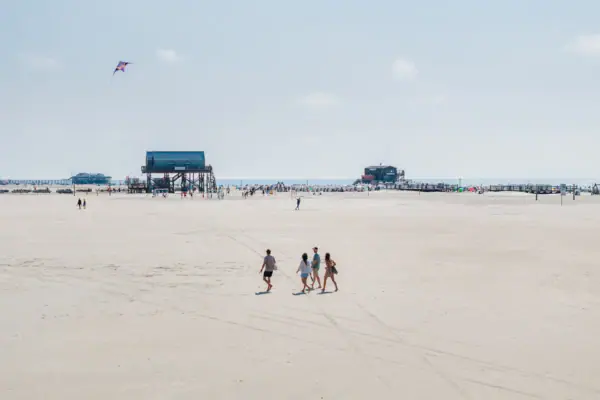 Eine Gruppe von Menschen am Strand von St. Peter-Ording.