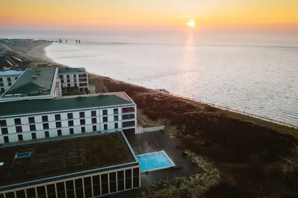 Urlaub Am Wattenmeer im A-ROSA Hotel Sylt neben einem Strand bei Sonnenaufgang.