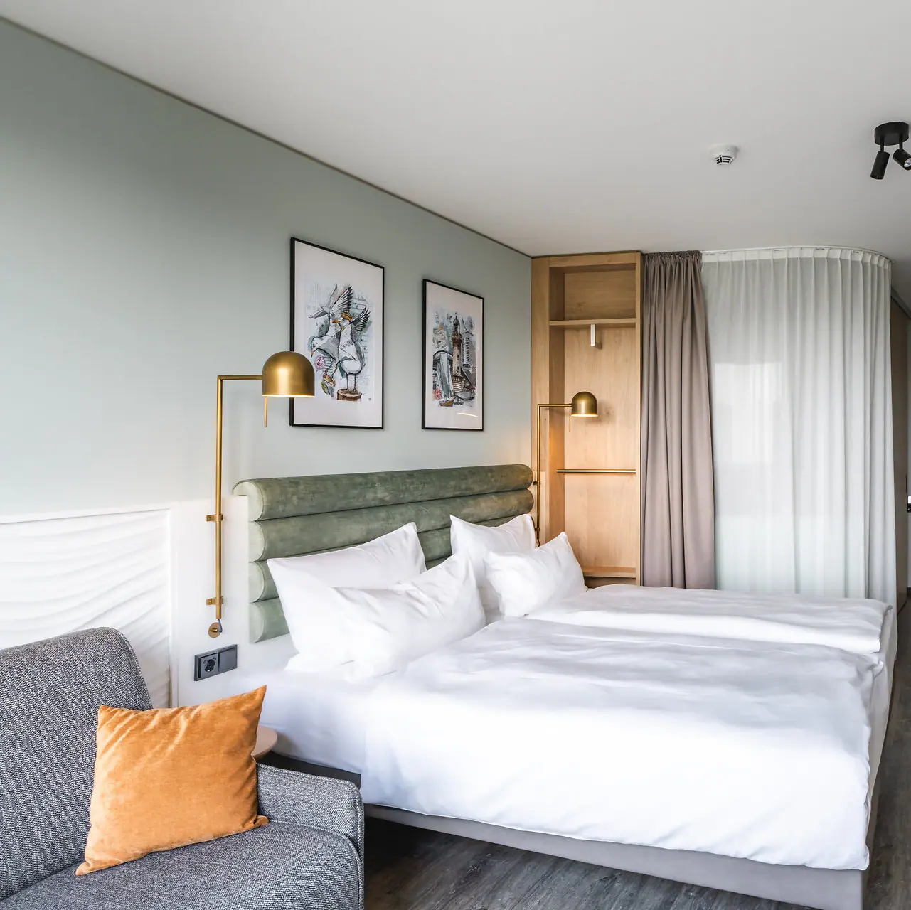 Hotelzimmer mit zwei Betten, Kissen und Bettwäsche.