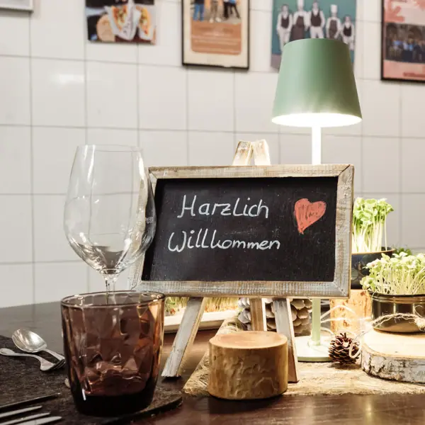 Kleines Schild auf dem Harzlich Willkommen steht auf dem Küchentisch im A-ROSA Gothischen Haus Wernigerode.