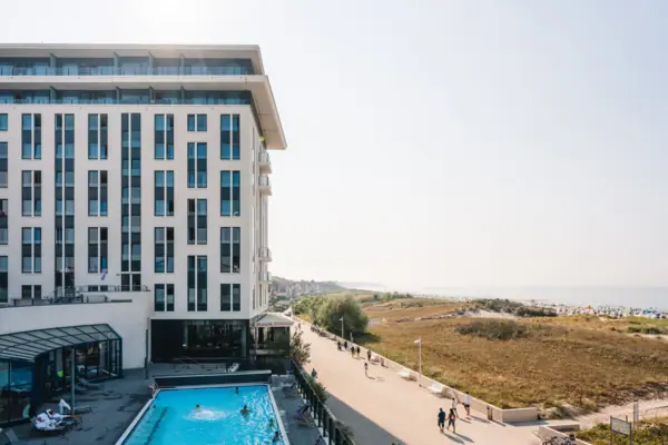Das aja Hotel in Warnemünde mit Außenpool direkt an der Promenade sowie mit dem Strand, den Dünen und der Ostsee direkt daneben.