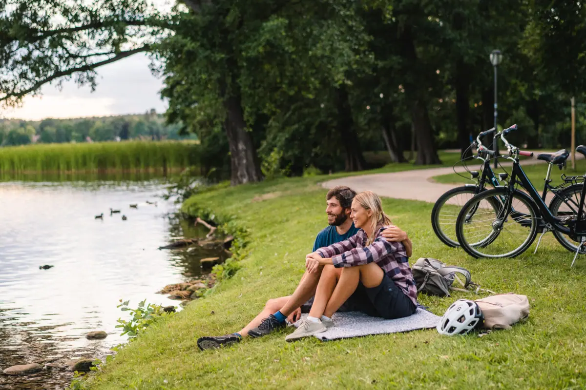 Ein Mann und eine Frau sitzen auf einer Decke am Scharmützelsee.