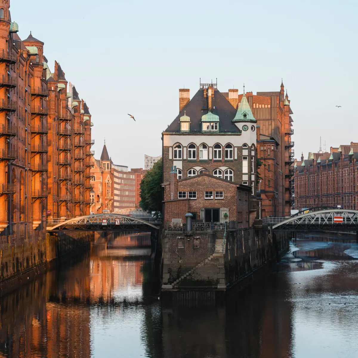 Die Speicherstadt in Hamburg mit Gebäuden und einer Brücken.